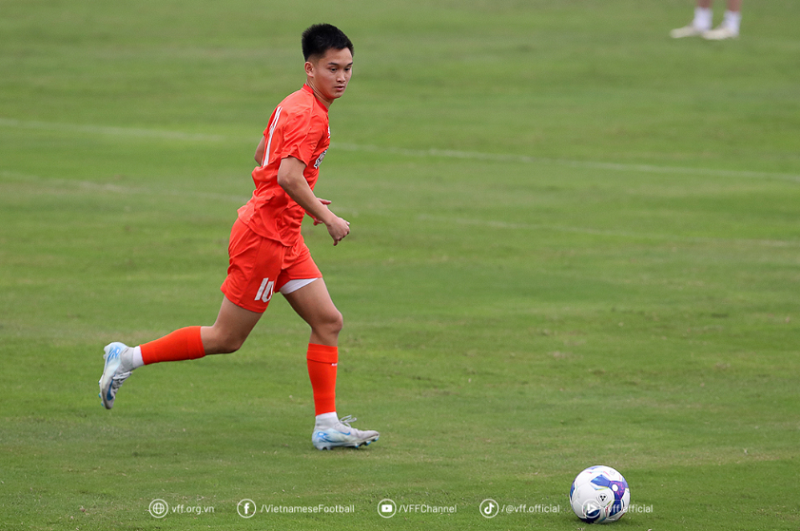 the-hien-ban-linh-an-tuong-sao-viet-kieu-tro-thanh-thu-linh-hang-cong-u22
