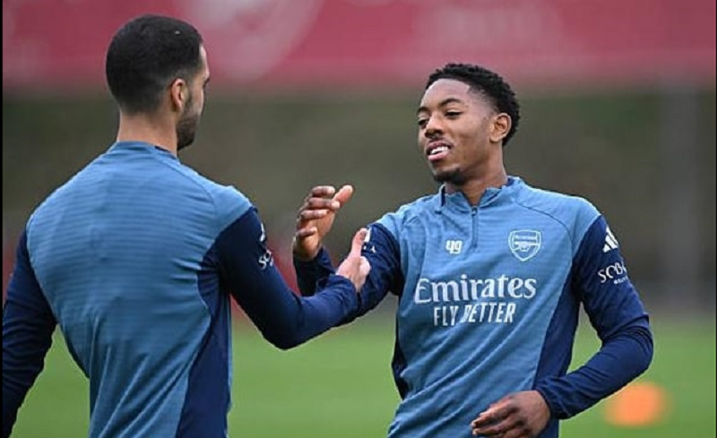 myles-lewis-skelly-duoc-khuyen-roi-arsenal